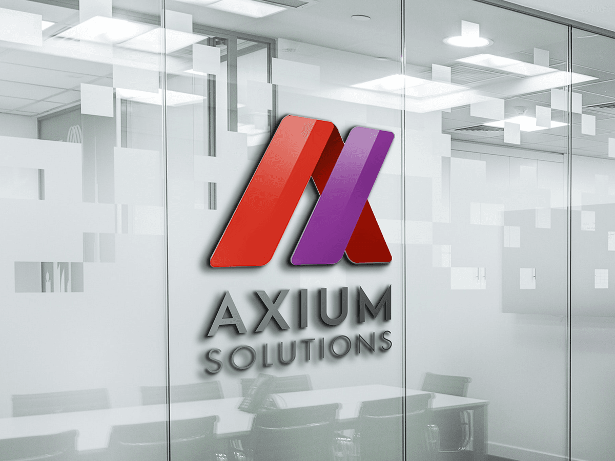 Logo Axium Solutions rouge et violet sur une vitrine de bureau