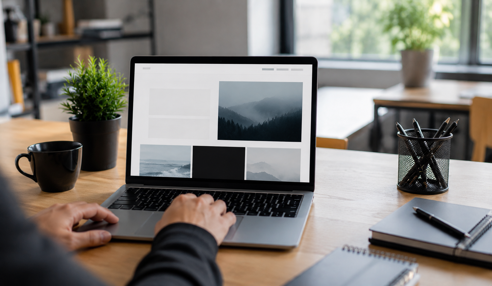 ordinateur portable affichant un site internet professionnel avec design moderne et responsive ordinateur portable affichant un site internet professionnel avec design moderne et responsive -