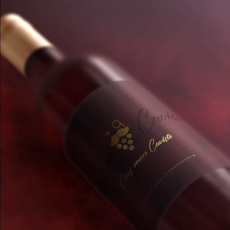 Étiquette noire et or Chez mon Caviste sur une bouteille de vin