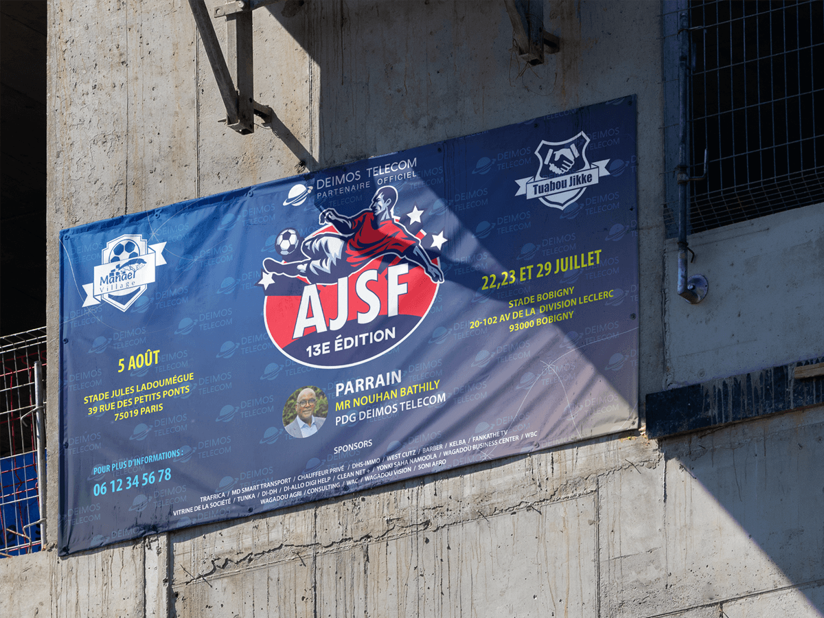 Bâche du tournoi AJSF installée en bord de terrain