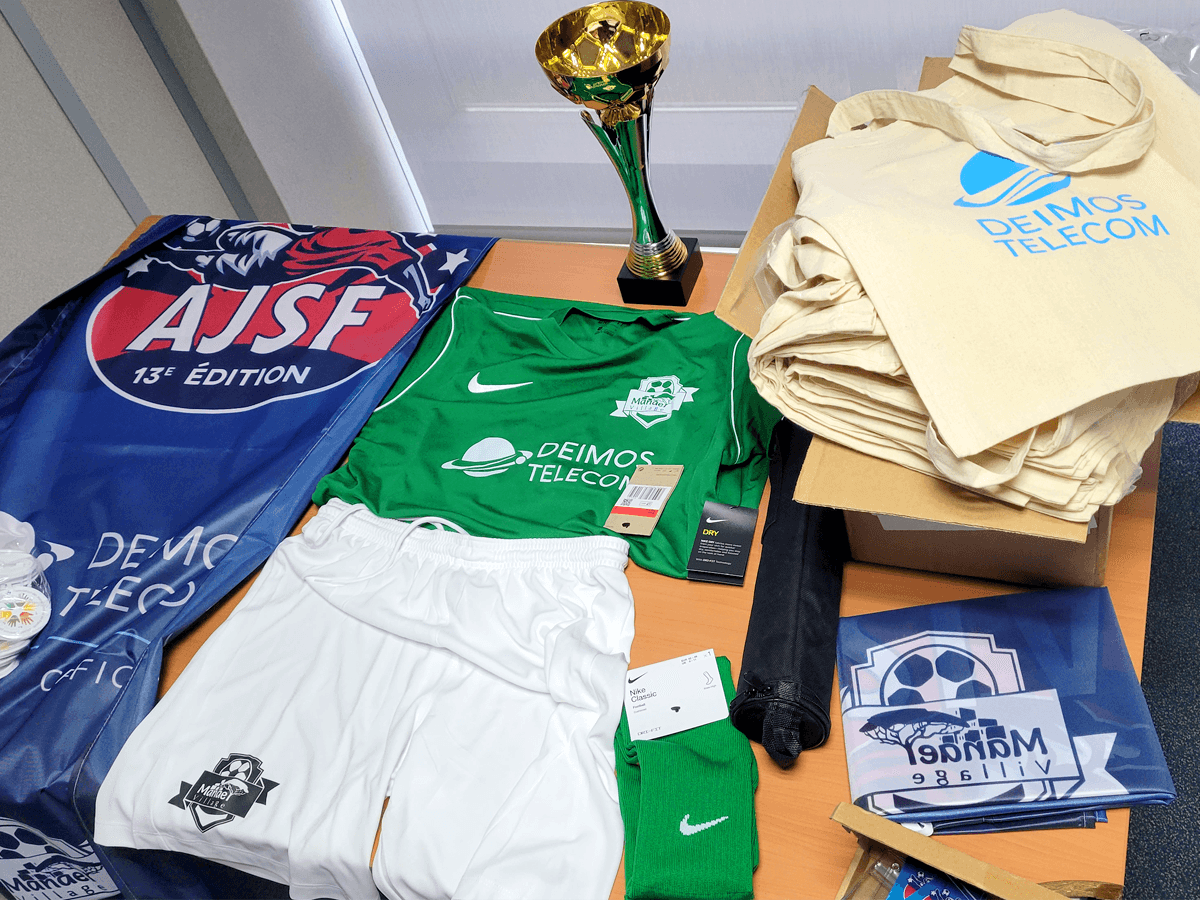 Maillots, trophée et goodies du tournoi AJSF