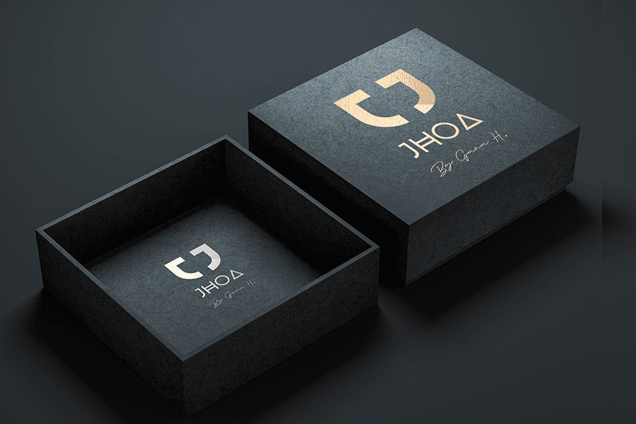 Coffret noir Jhoa marqué du logo doré