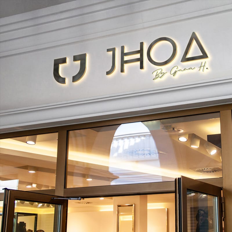 Enseigne lumineuse Jhoa sur la façade de la boutique, identité visuelle créée par l'agence Moustache