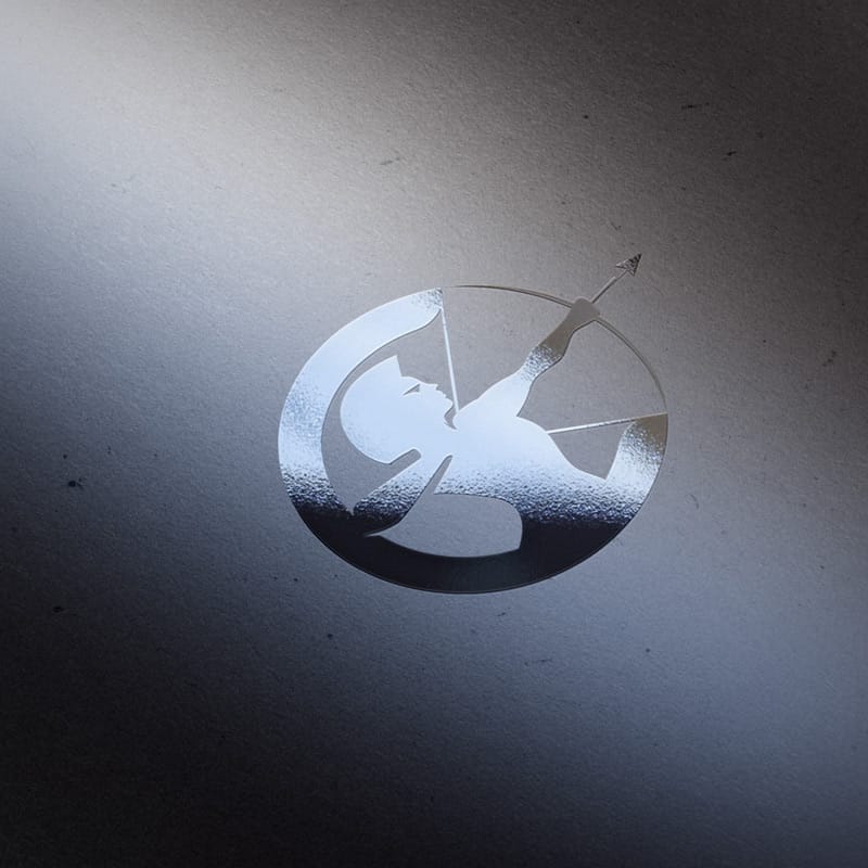 Logo Charmeux en relief sur une plaque métallique