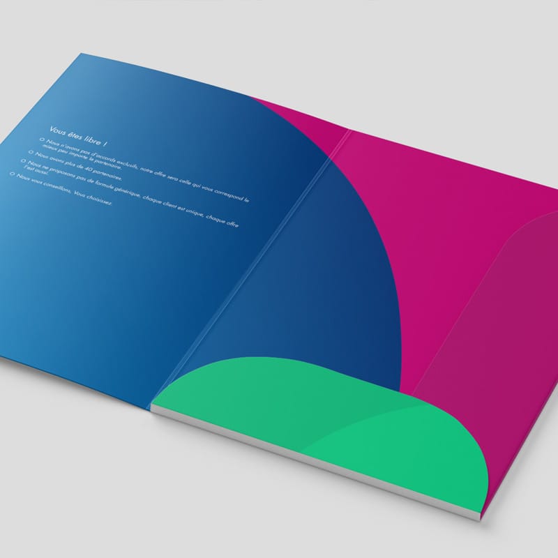 Brochure ouverte Lika Assurances bleu, rose et vert